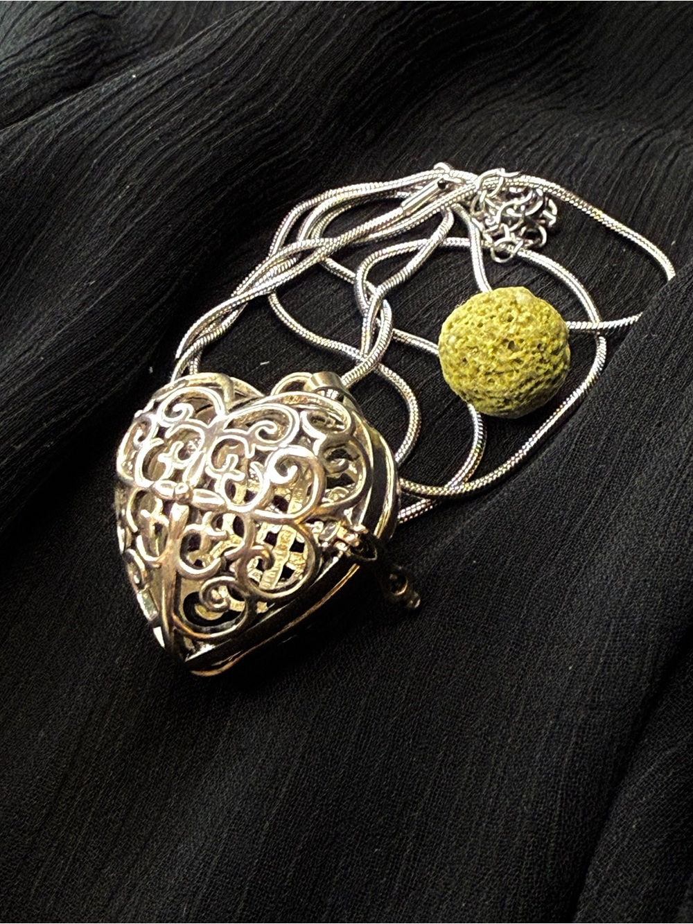 Like New! Filigree Heart Pendant Oil Diffuser Necklace in Silver!
